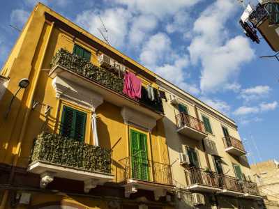Ai quali per� fanno da contrasto colorati palazzotti di inizio secolo...